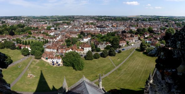 Salisbury - pohled z věže katedrály na město.